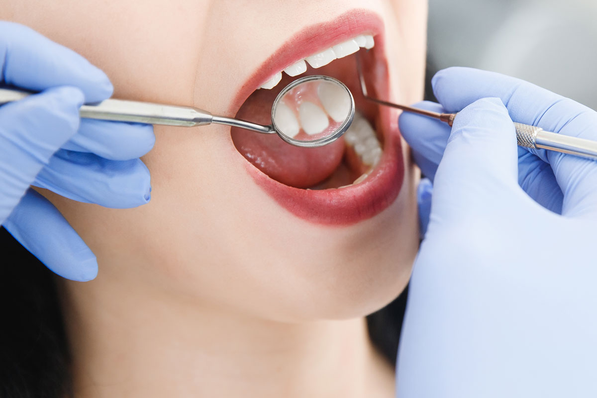 Close up dentista che esamina denti della paziente